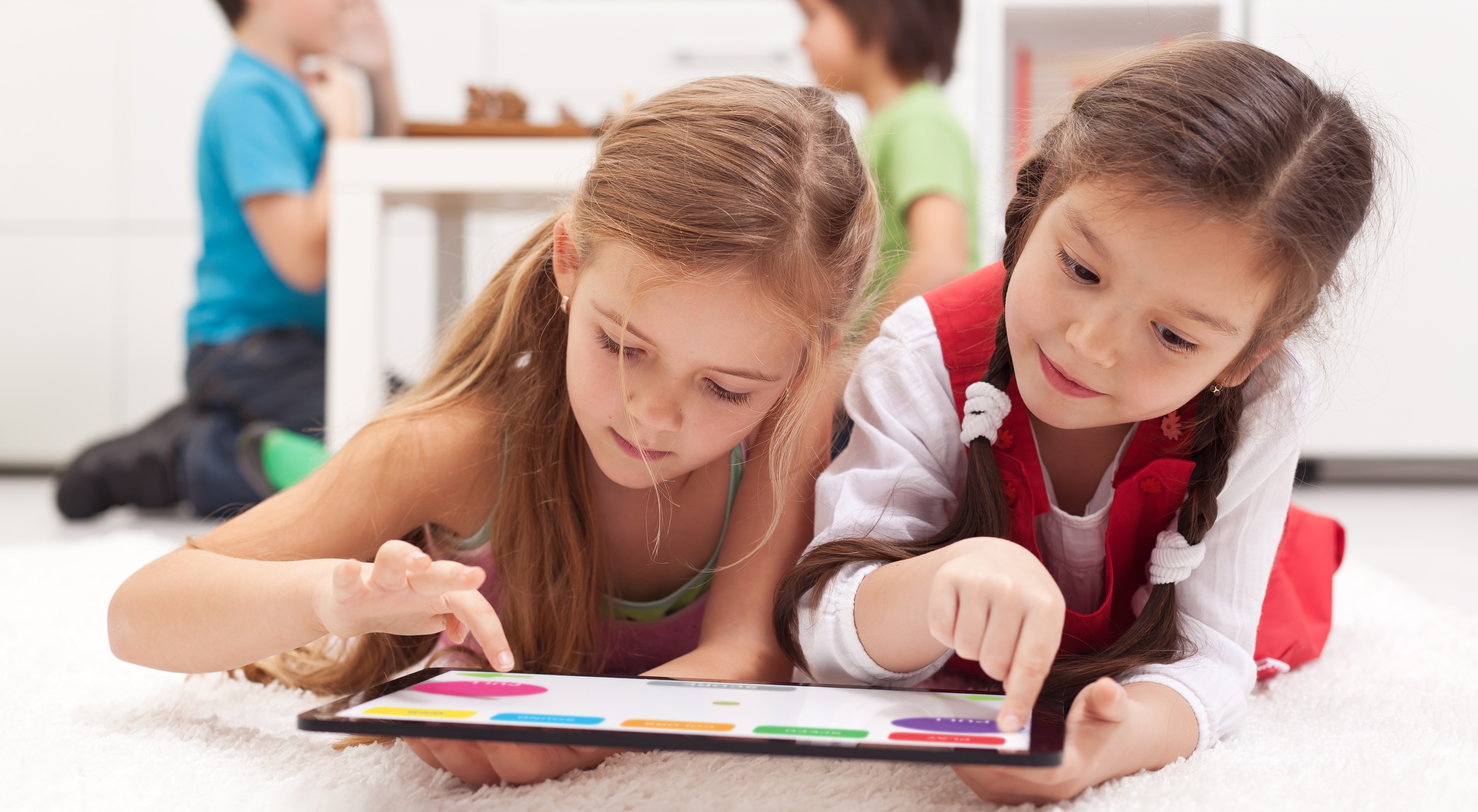 Little school children. Школьник и дошкольник. Дети в школе. Старшие дошкольники. Дети дошкольники.