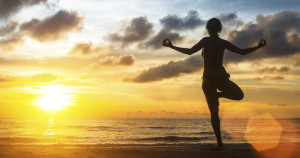 Une femme pratique le yoga