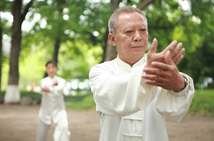 Les bienfaits du Tai Chi pour les personnes âgées souffrant de maladies chroniques