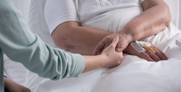 “Vivre Comme Avant” : depuis 41 ans, des bénévoles apportent écoute et soutien aux patientes hospitalisées