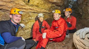 En dépit de leur sclérose en plaques, ils passent une nuit sous terre