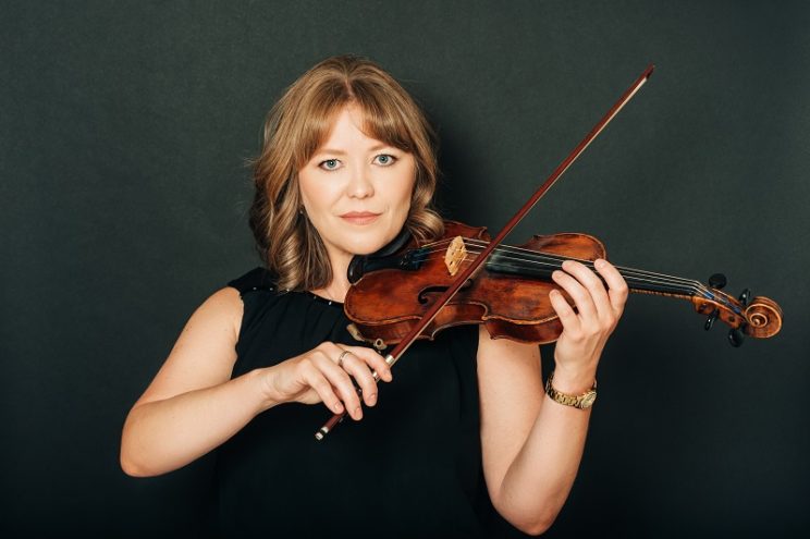 Elle joue du violon pendant qu’on lui enlève une tumeur