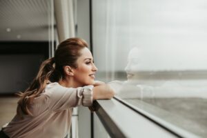 Femme regardant à la fenêtre