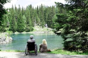 Homme en fauteuil roulant au bord d'une rivière