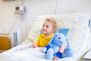 Petit garcon dans une chambre d'hôpital