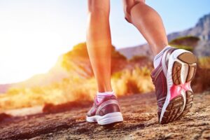 pieds de femme en basket courant sur sentier