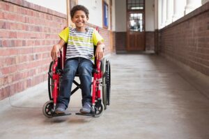 Enfant en fauteuil roulant dans un couloir