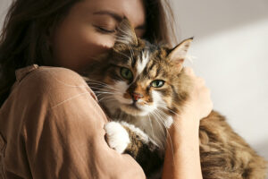 Femme tenant un chat dans ses bras