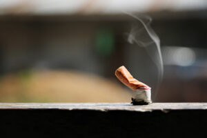 Fin de cigarette écrasée sur une planche en bois