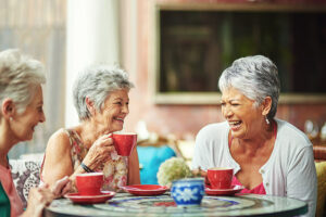 Groupe d'amies séniors discutant autour d'un café