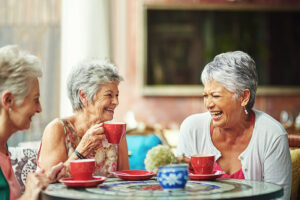 Groupe d'amies séniors discutant autour d'un café