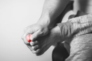 homme avec douleur au pouce d'un pied